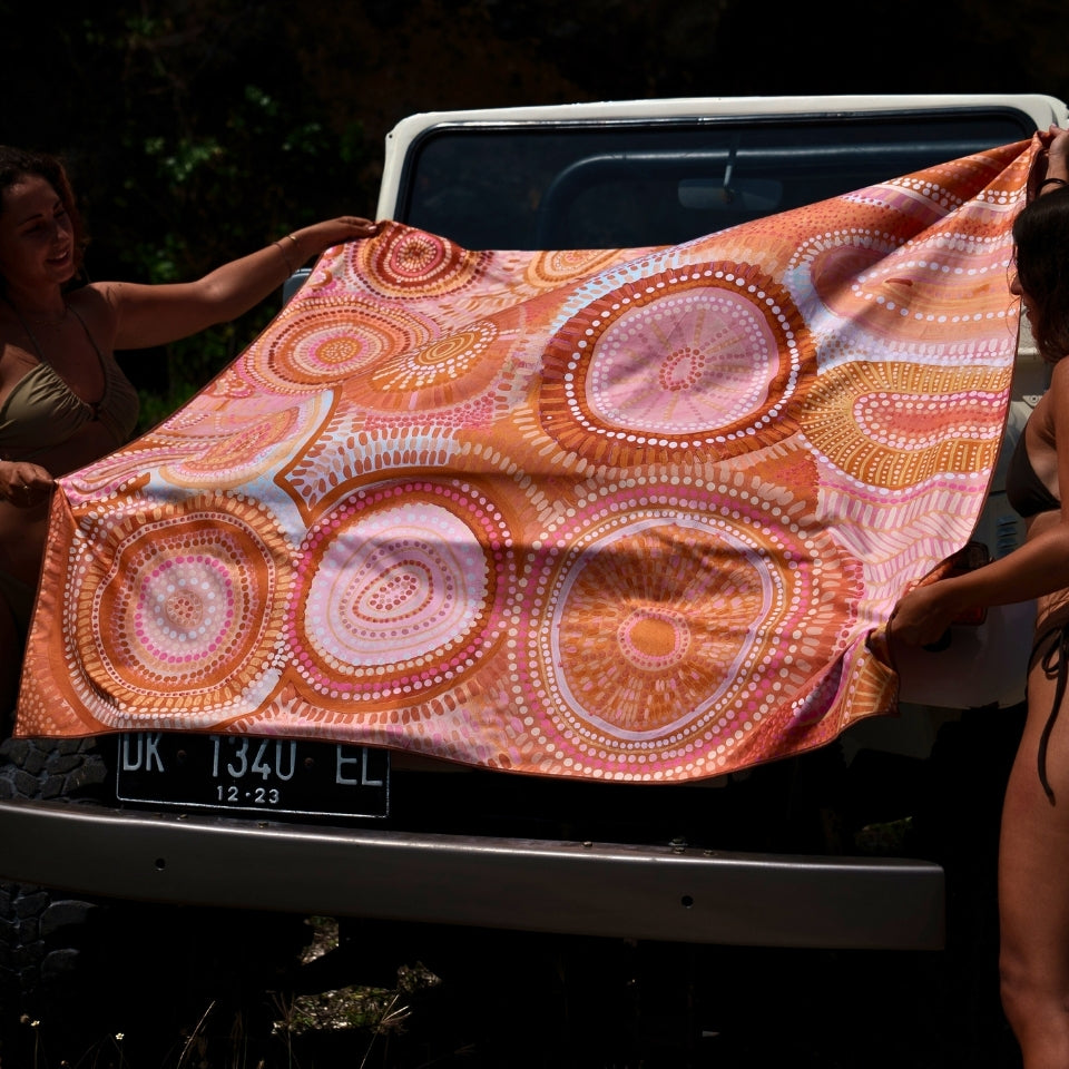 XL-Pleiades-Sand-Free-Beach-Towel-detail-lifestyle